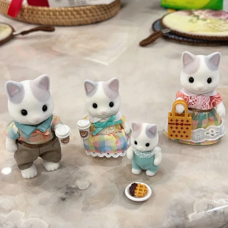 Disponibile Sylvanian Families Latte Cat Family Set Scenario Doll Anime Girl Giocare a casa Giocattoli Decorazione della stanza Regali di compleanno per bambini