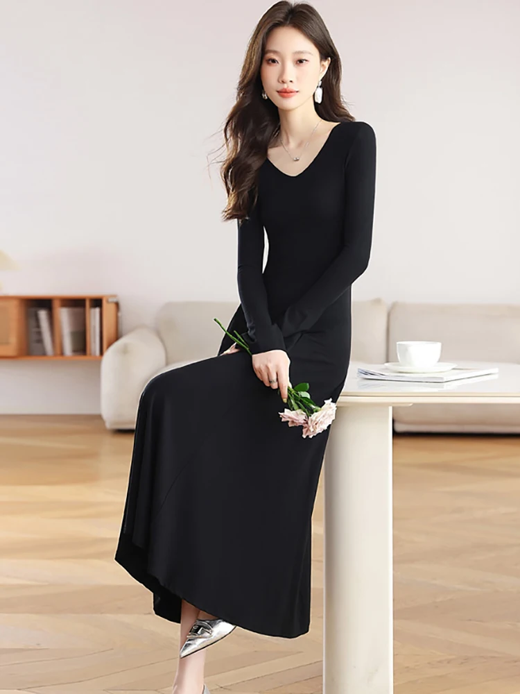 Damska koreańska sukienka w stylu vintage Hepburn na studniówkę, jesienno-zimowa, czarna, dzianinowa, z długim rękawem, dekolt w serek, elegancka sukienka bodycon długa, kolekcja 2025.