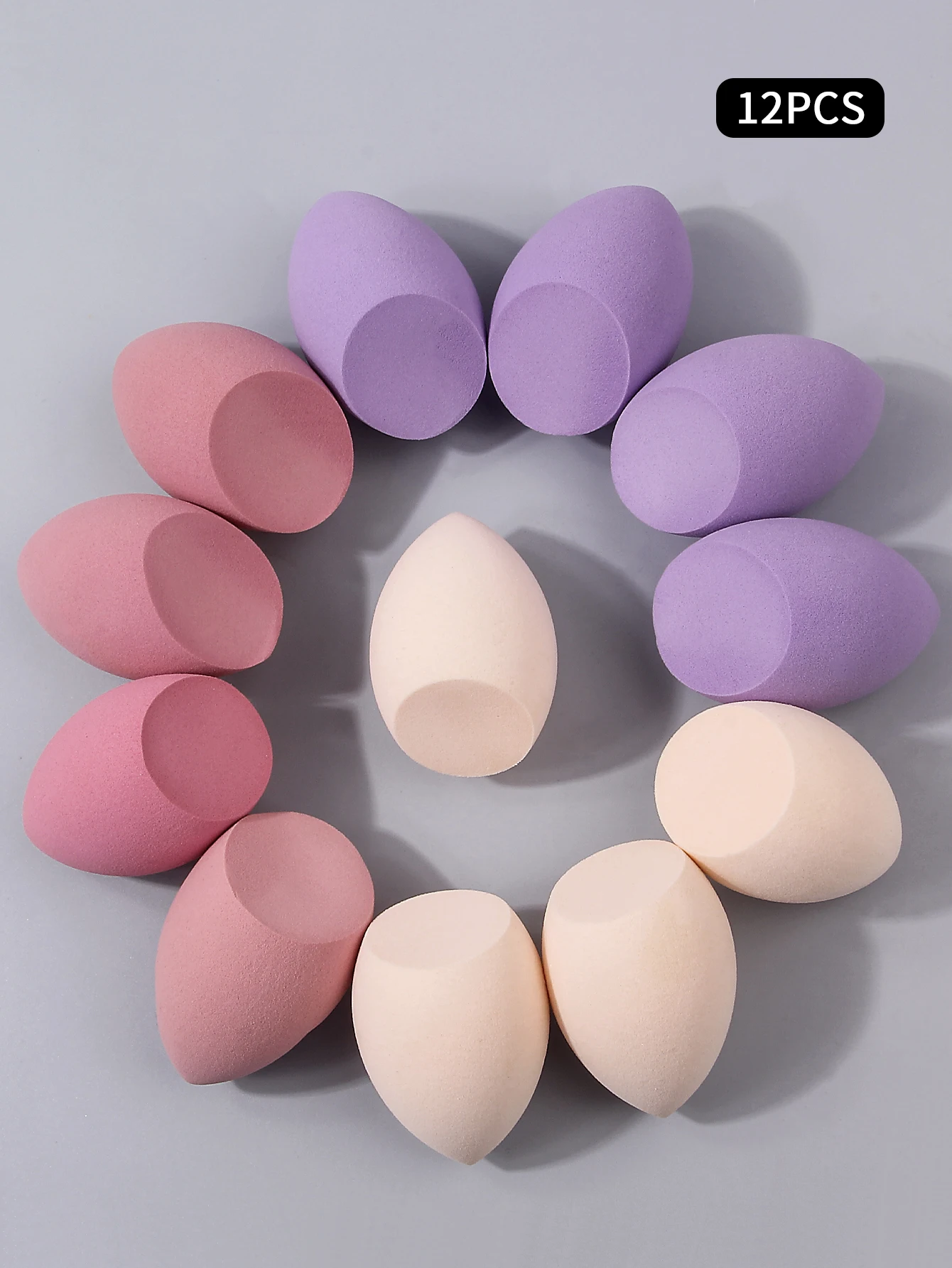 12개의 습식 및 건식 메이크업 스펀지는 부드럽고 가볍고 손에 쥐기 쉽습니다. 젖으면 크고 휴대성이 좋습니다.