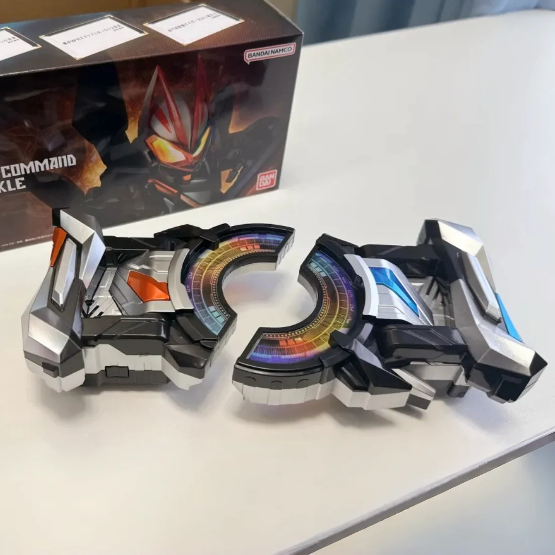 نموذج شخصية كامين رايدر جيتس من بانداي مع مشبك تحكم مزدوج وخطوط متميزة قابلة للتحول، لعبة تجميع