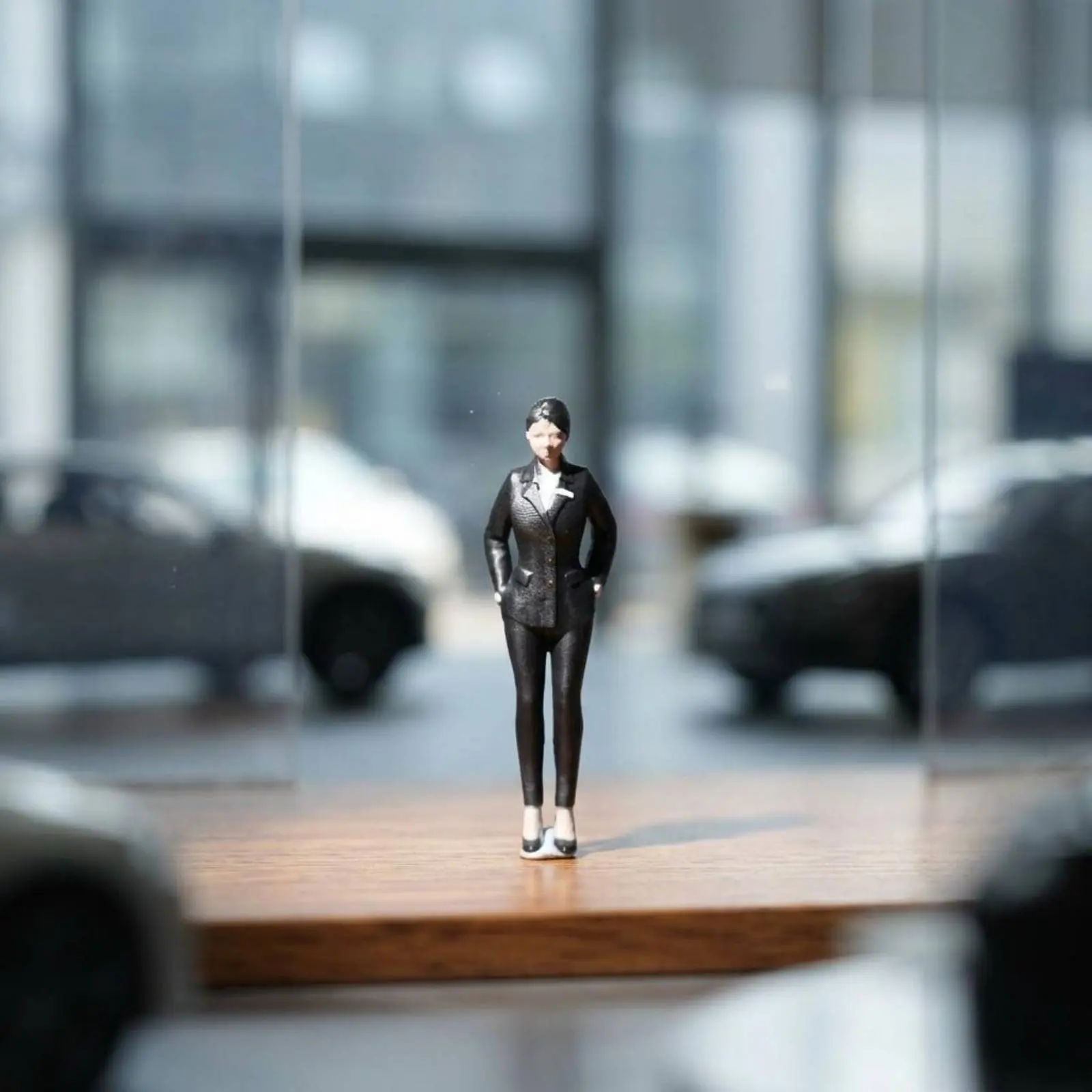 

5 Pieces Car Showroom Sales Girl Figure Realistic 1:64 Scale Woman Figure Painted Miniature Doll Display Scene Accessory