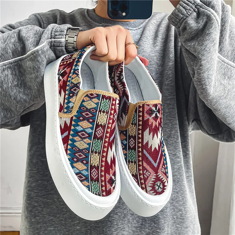 Men\'s Canvas shoes Summer Breathable Embroidered Cloth shoes Slip-on Trend Bohemian Board shoes Casual Men Walking Shoes