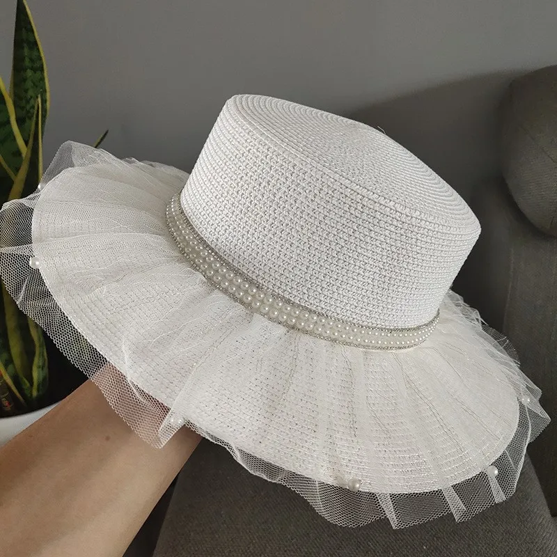 Design a white wedding dress top hat mesh flat-brimmed with and for outings