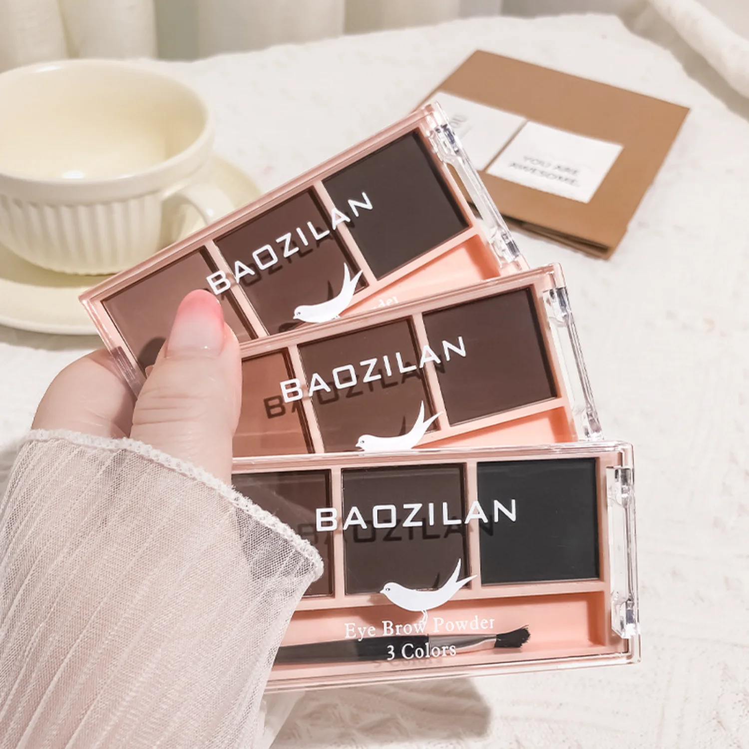 Das dreifarbige Augenbrauenpuder ist natürlich langlebig, wasserfest, schweißfest, zart und fliegt nicht. Puder-Make-up für Frauen