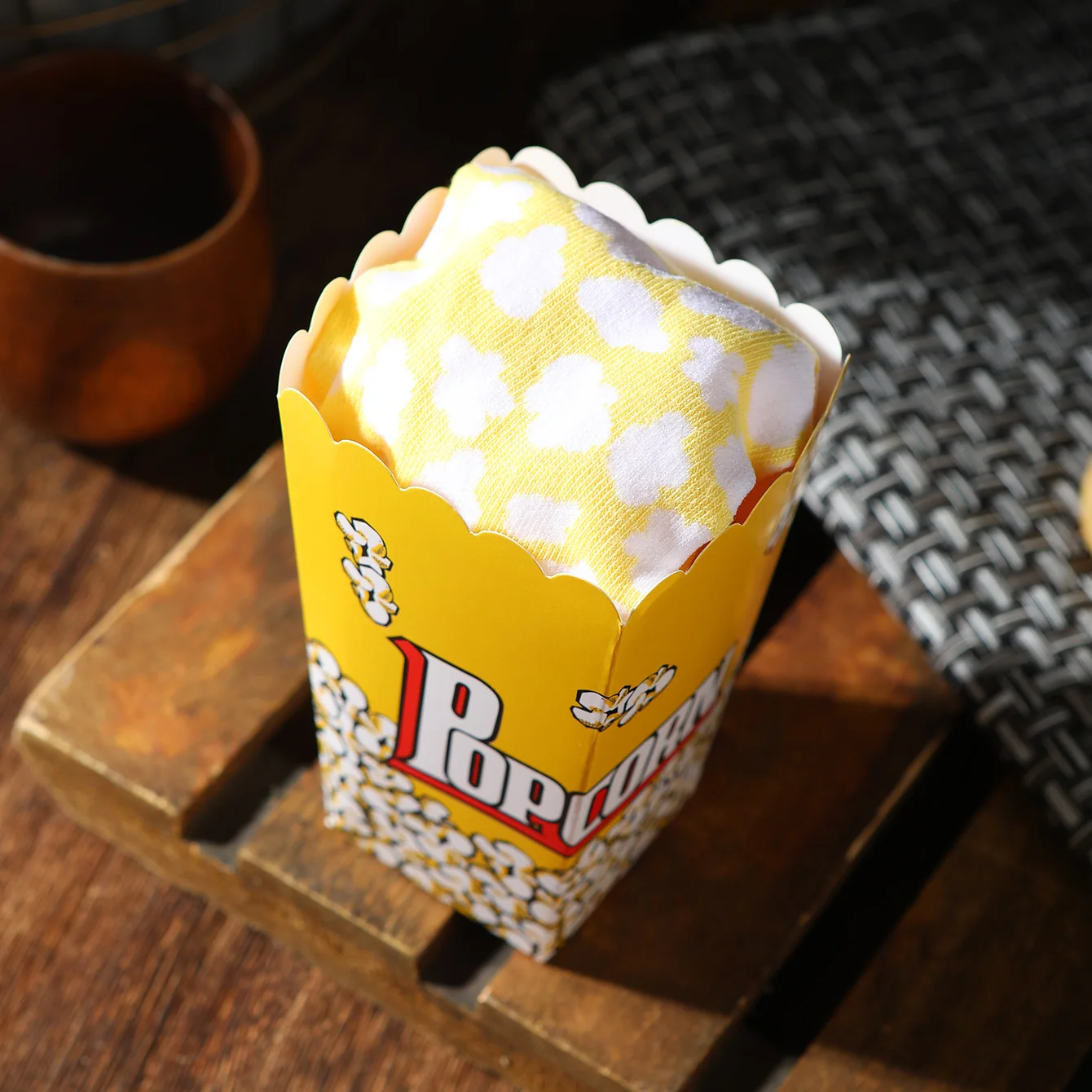 1 Pair of Unisex Mid-Calf Socks, Novelty and Fun Popcorn Gift Box Socks, Creative Socks, Fashionable Style, Comfortable and Breathable, Suitable for Parties, Casual Wear, Valentine's Day, Halloween, Birthdays, Christmas, New Year, Thanksgiving, Autumn and Winter, All-Season Styles, Creative Gift Box