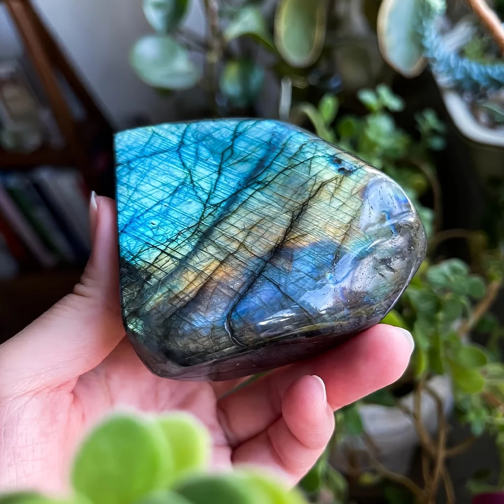 Eén regenboog labradoriet kristallen sculptuur in Boheemse stijl - een vrije vorm, driedimensionale edelsteen met iriserende smaragdgroene hues - afbeelding 1
