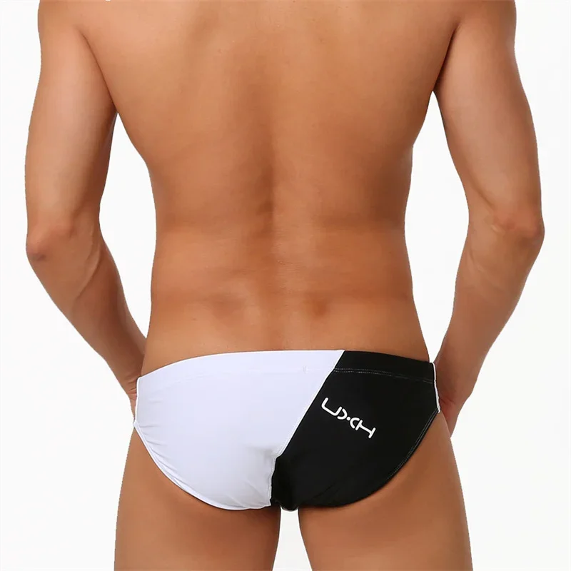 Costumi da bagno da uomo Slip piccoli attillati sexy Costume da bagno Semplice alla moda Nero Bianco con slip da spiaggia imbottito.