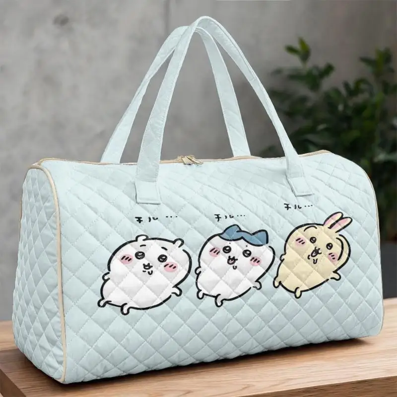ちいかわトラベルダッフルバッグ、うさぎとハチワレの可愛いアニメ柄、キルティング加工のハンドバッグ、大容量、ジムやショルダーバッグとしても使えるトートバッグ。