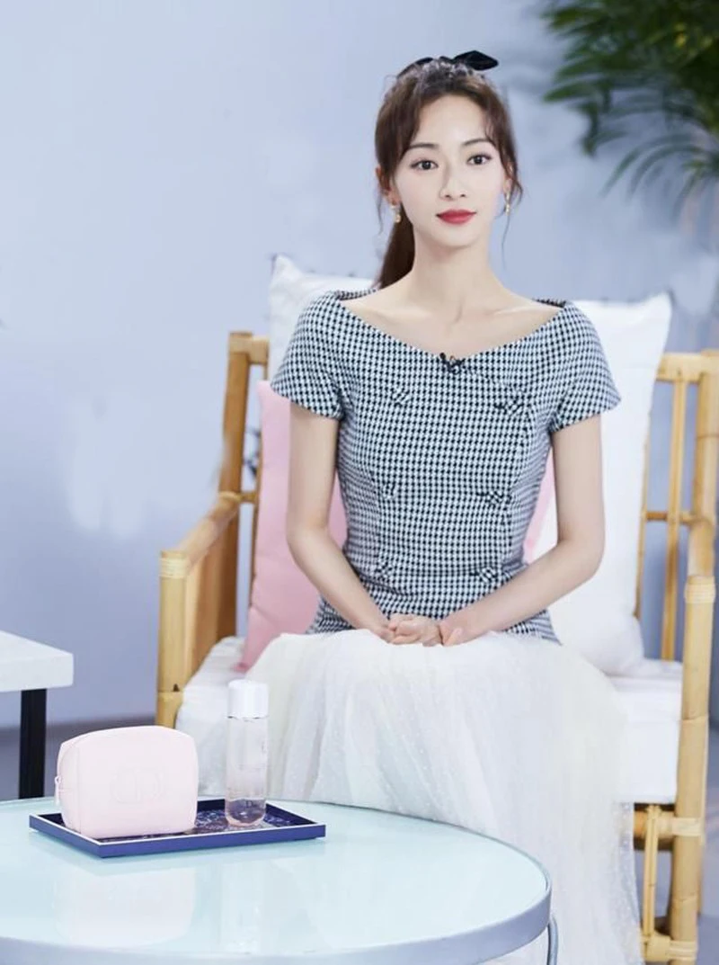 

Wu Jinyan Double Row Button One oulder irt ort Women's Summer Clothes Exposing oulder Clavicle Korean Sle Commute Wind