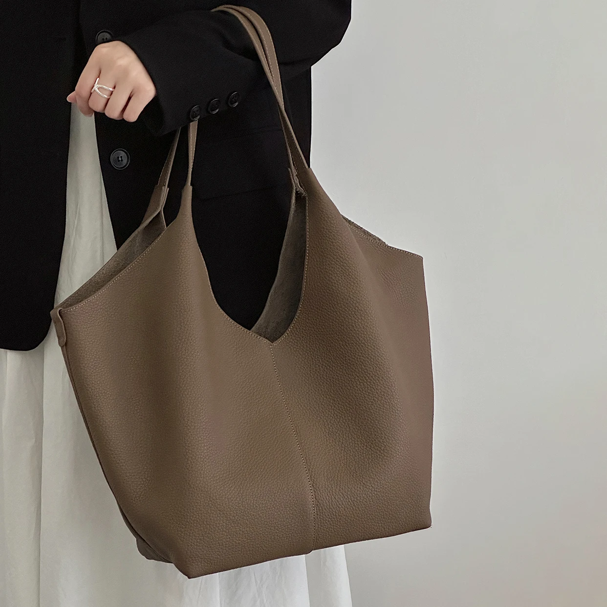Sac fourre-tout en cuir de vache avec couche supérieure, nouveau design de niche, sac à main simple de grande capacité pour les déplacements, sac à bandoulière sous les bras pour dames, 2025
