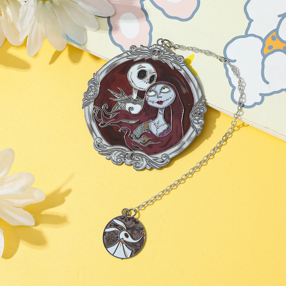 علامة مرجعية معدنية من The Nightmare Before Christmas، ملحق قراءة ممتع لمحبي الكتب |   هدية الهالوين المثالية للأصدقاء