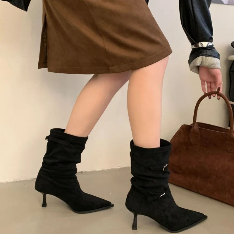 Stivali da donna Mid Top sexy e casual di vendita caldi alla moda Inverno Nuovi stivali a tacco alto da banchetto comodi con tacco sottile a punta