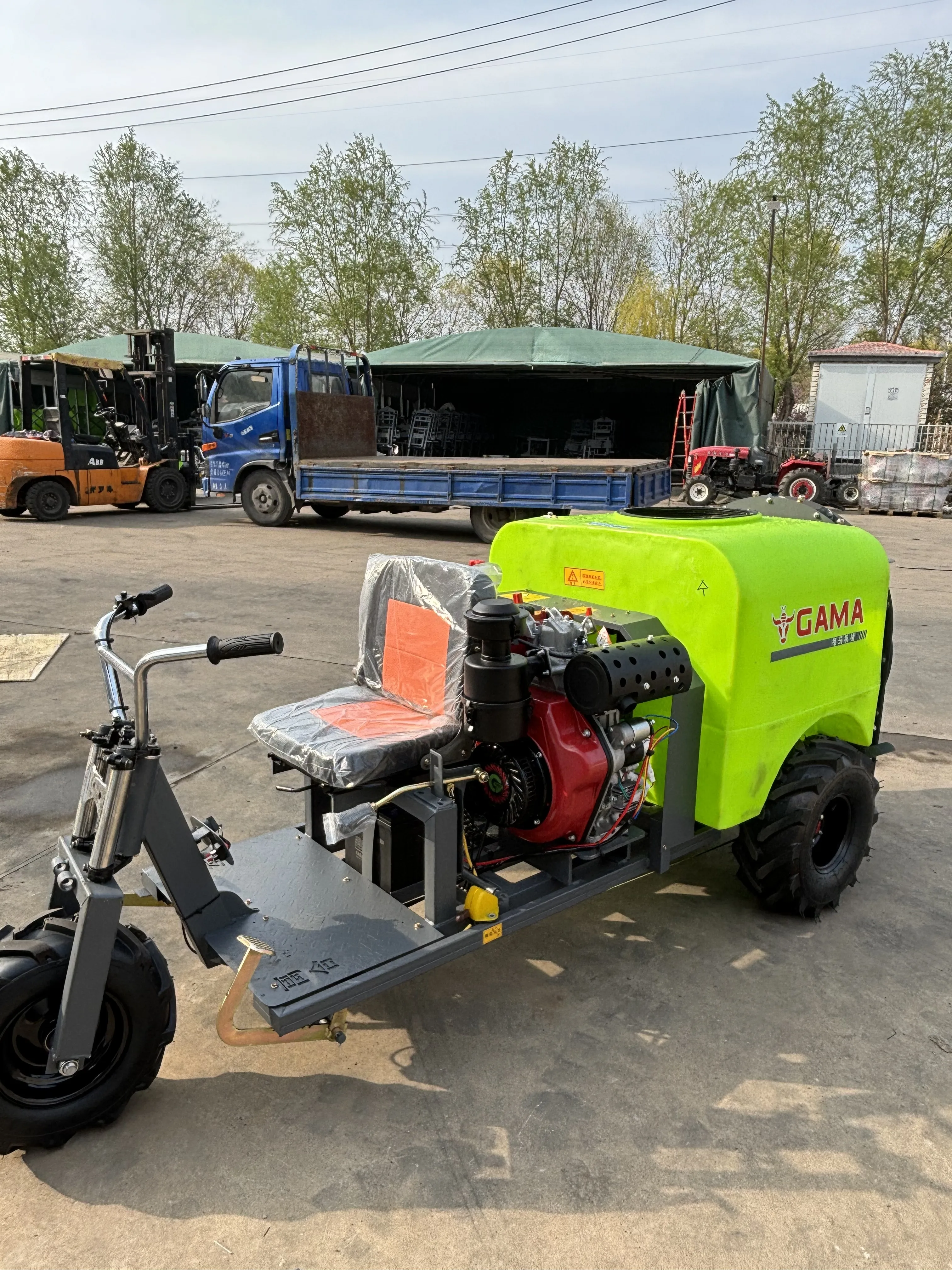 self-propelled 300L agricultural sprayer three-wheel riding sprayer for orchard