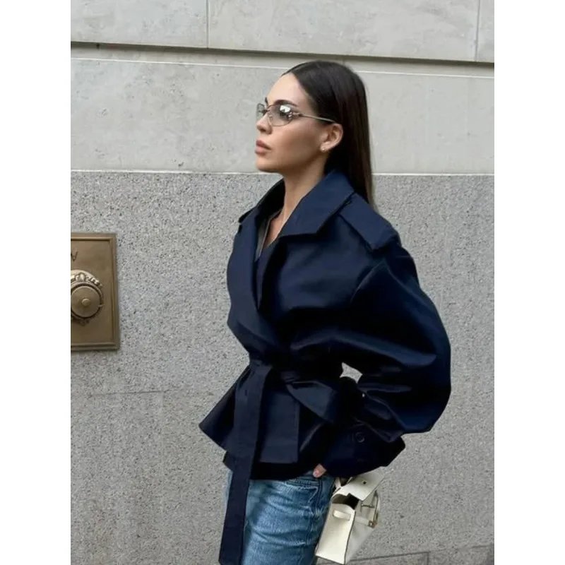 

Укороченный синий повседневный тренч на шнуровке с отложным воротником, длинными рукавами и широкими плечами, ветровка для женщин, осенняя куртка для города и повседневной носки