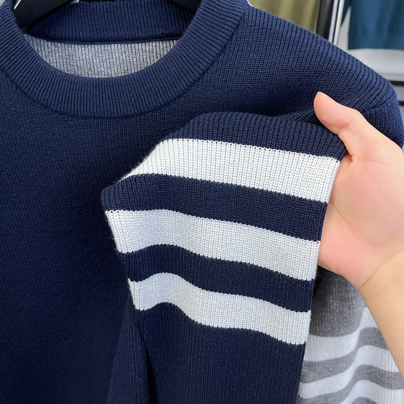 Herren Langarm-Strickpullover mit Rundhalsausschnitt, Gestreiften Ärmeln und Knopfsaum, Fein gestrickt, Business Casual, Herbst-Winter-Oberteil für Männer – Detail 6