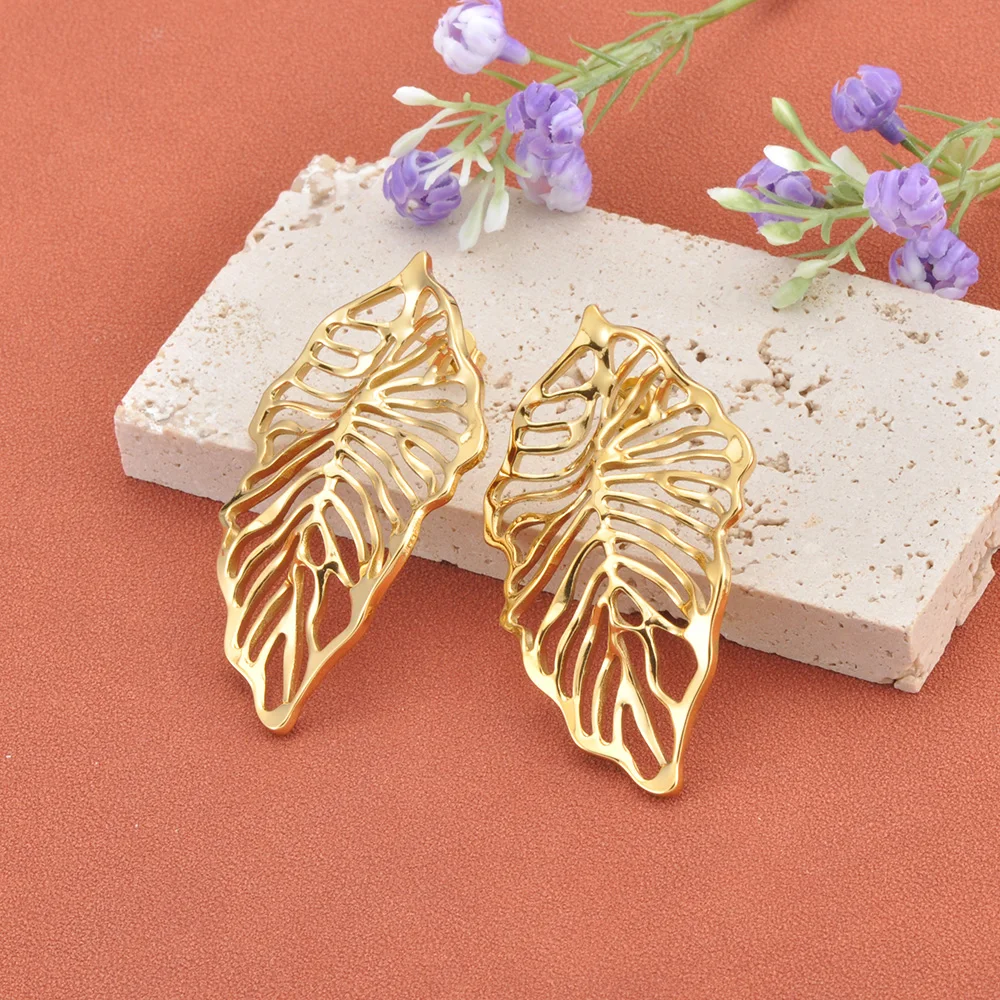 Lokaer Kreative Metall-Ohrringe mit ausgehöhlten Blättern und Blumen für Damen, 18 Karat vergoldeter Edelstahl, modischer Alltagsschmuck E26020