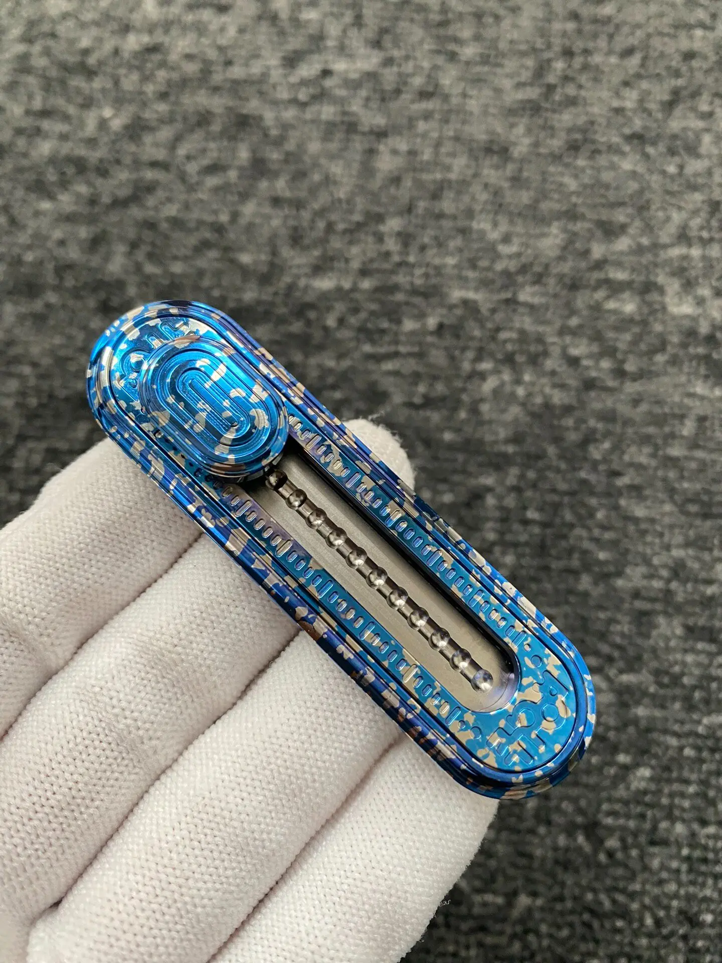 Used EDC ROGUE Meat Pigeon, Titanium Alloy Ice Crack Blue, Clever Crisp Stick Edc Metal Decompression Toy Black Technology
