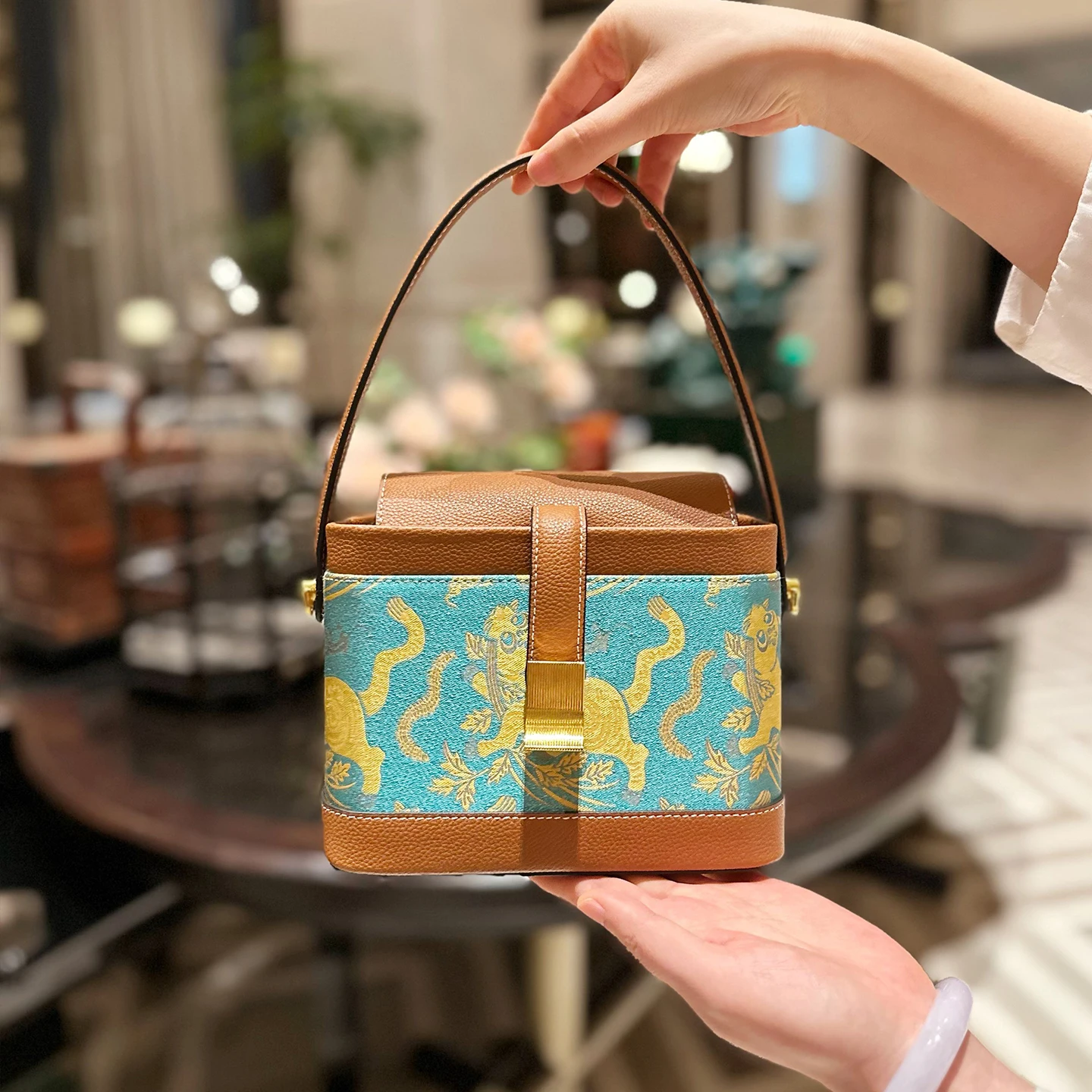 sac-bandouliere-en-soie-song-jin-non-heritage-pour-femme-nouvelle-collection-2026-sac-a-laniere-unique-style-hong-kong