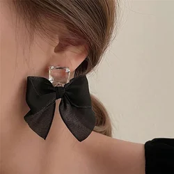 Brincos de laço de tecido coreano para mulheres, fofo doce statement statement stud, preto e branco, joias de luxo, presentes de festa, nova moda