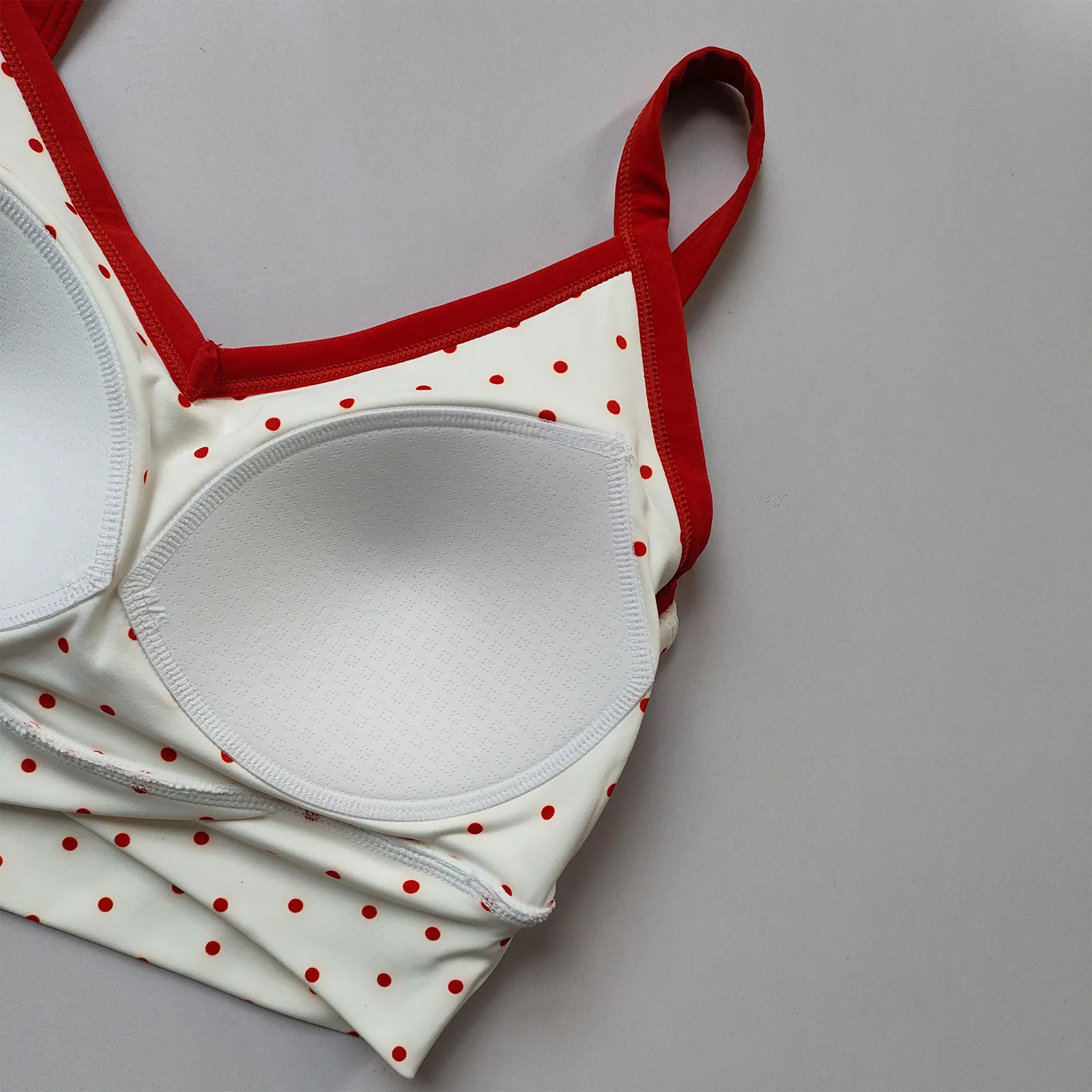 Gepunktetes Yoga-Camisole in Kontrastfarben, stoßfester All-in-One-Sport-BH mit integrierten Cups für Laufen, Pilates und Fitness, Damenbekleidung – Detail 15