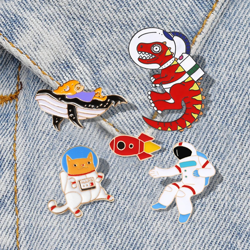 Cohetes espacial lindo Animal dinosaurio gato ballena esmalte Pin camisa Collar etiqueta Pins insignia divertida joyería universo broches astronauta