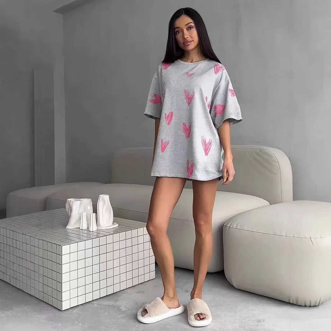 เสื้อยืดพิมพ์ลายหัวใจสไตล์ลำลองสำหรับผู้หญิง ทรงหลวม สไตล์ยุโรป เอวปกติ ผ้าอื่นๆ