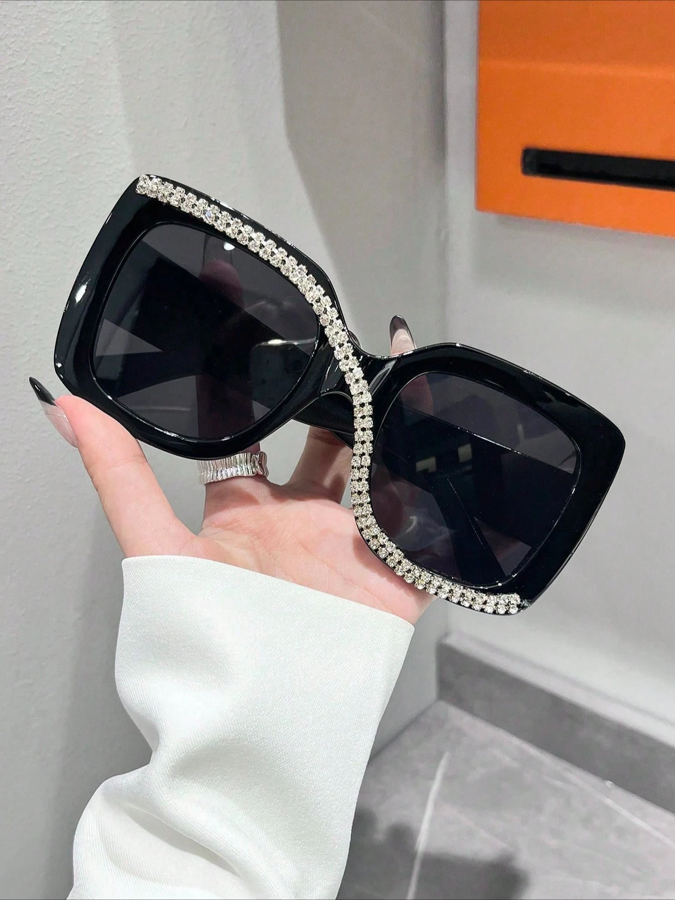 نظارات شمسية مربعة الشكل للجنسين بتصميم عصري فاخرة ومرصعة بالألماس وواقية من الأشعة فوق البنفسجية