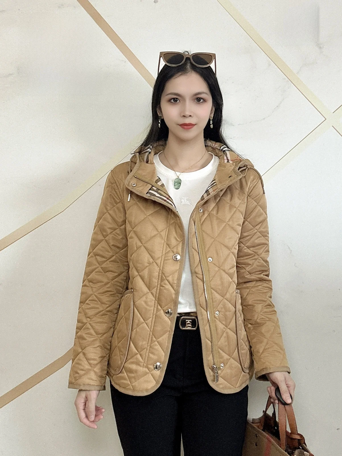 

Новая зимняя женская хлопковая куртка в британском стиле с ромбовидной вышивкой, длинными рукавами, капюшоном, теплая, модная, повседневная