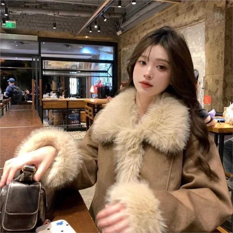 

A vintage with fur and fleece short women cotton-padded style that makes them slimmer