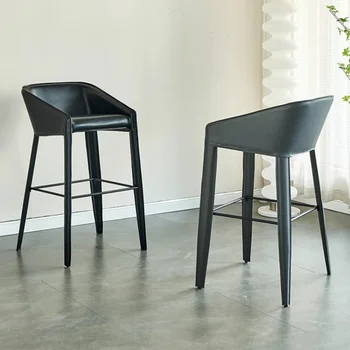 Minimalistyczne skórzane krzesła barowe z siodłem do użytku domowego Lekkie, luksusowe stołki barowe w stylu retro industrialnym Kawiarnia Meble Stuhl