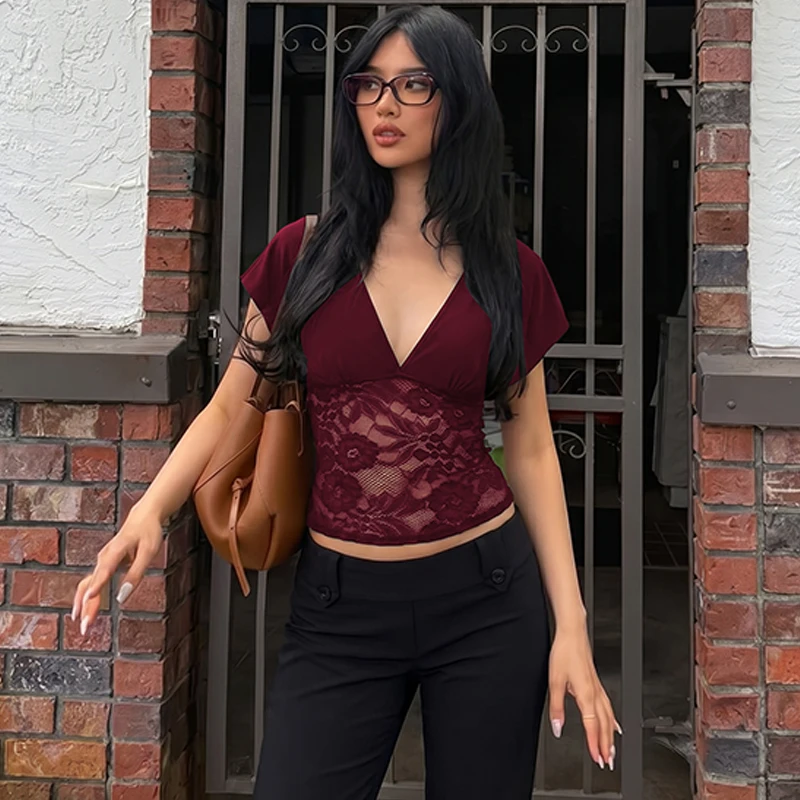 Hugcitar Modisches V-Ausschnitt Einfarbiges Kurzarm-Patchwork-Spitzen-Oberteil Sexy Loses Crop-T-Shirt Transparentes Sommer-Damen-T-Shirt für Party und Nachtclub – Detail 21