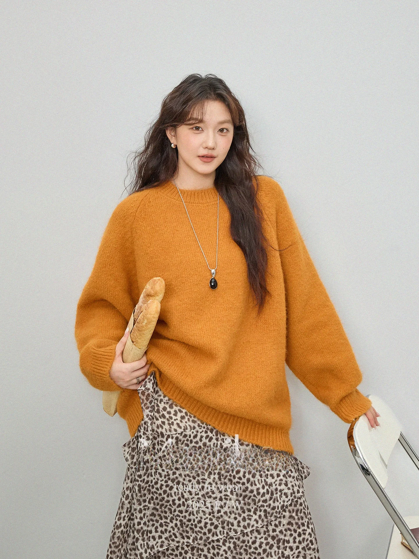 

Вязаный джемпер больших размеров: простой, стильный, премиальный, свободный крой, скрывающий недостатки фигуры, для женщин, осень-зима, новинка