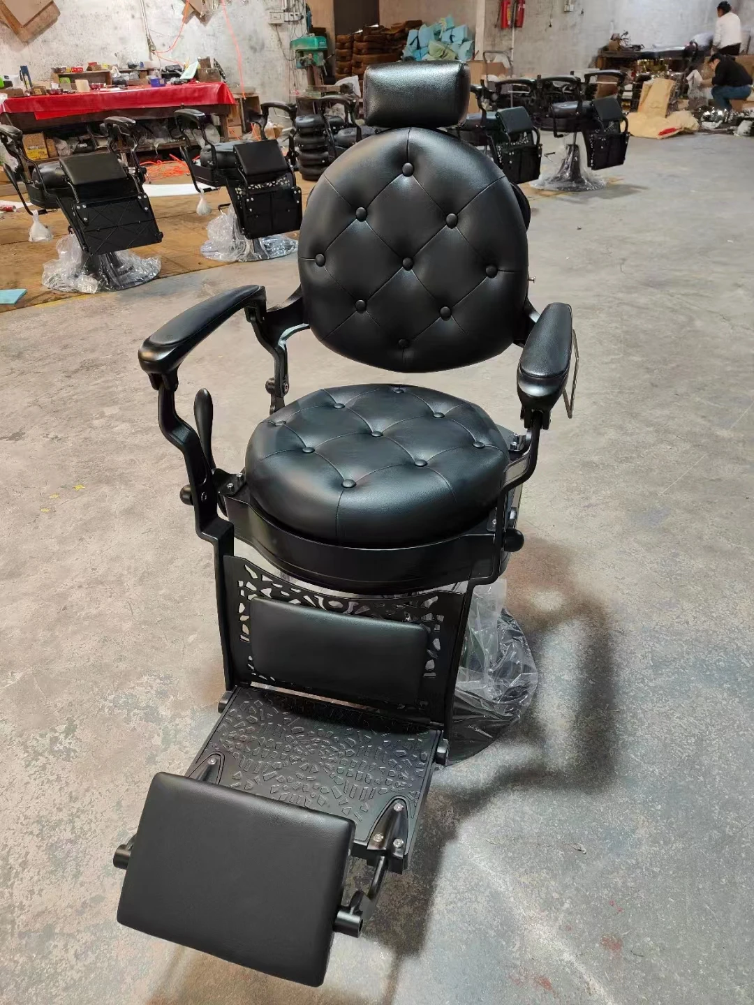 Hot-sale Men's Salon Equipment  Beauty Salon Chair Black Barber Chairs