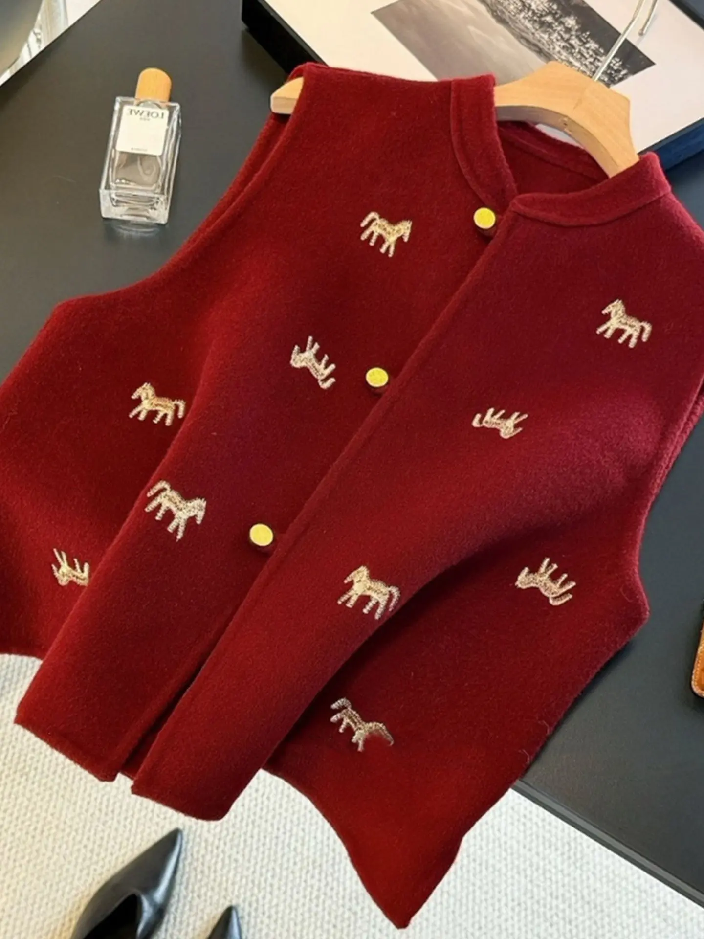 

Красный вышитый китайский женский жилет-куртка, повседневная зимняя верхняя одежда больших размеров, универсальный топ из высококачественной шерстяной ткани