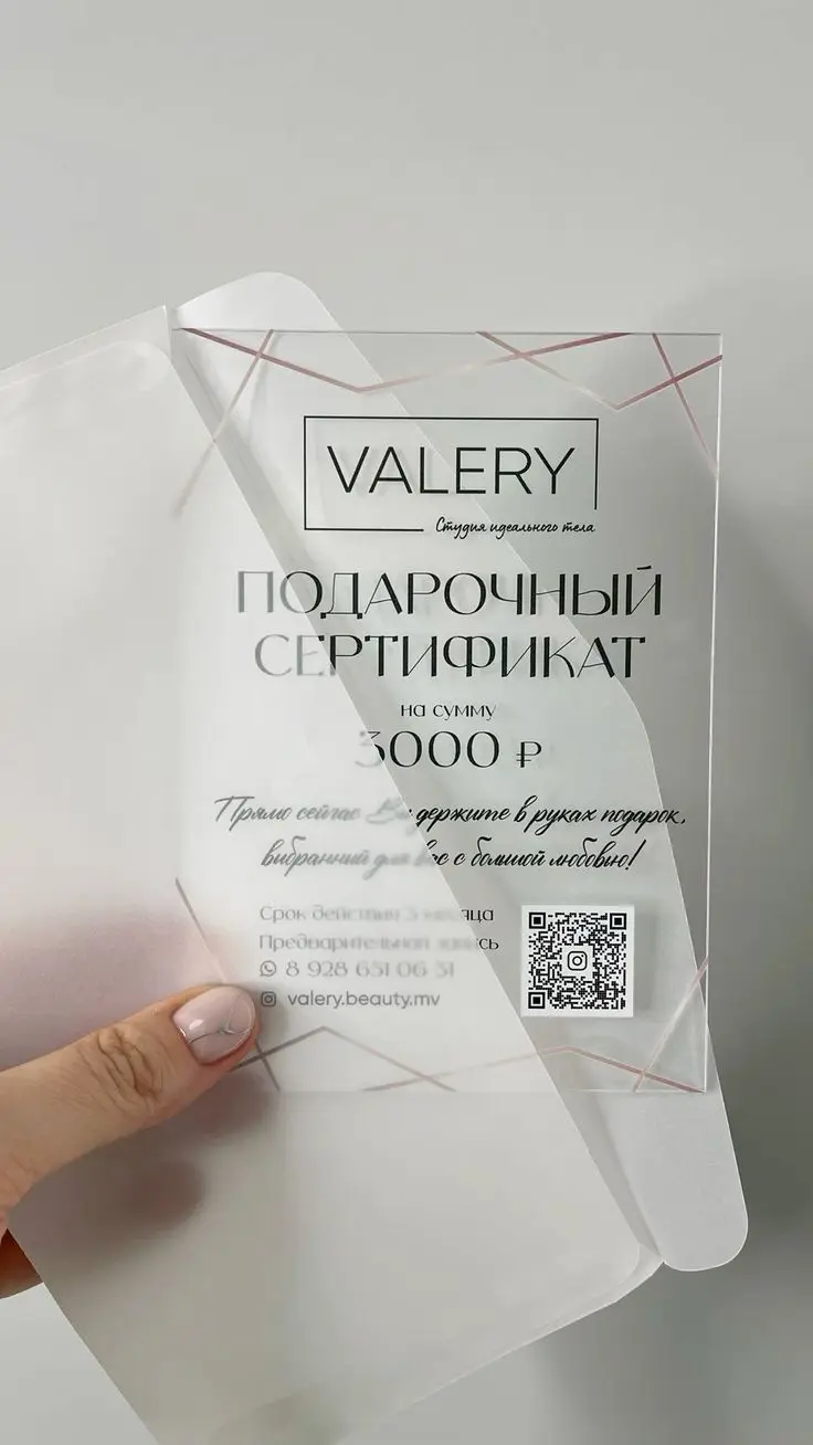 Diseño de certificado de regalo personalizado con tarjetas transparentes estéticas para peluquería de uñas y sobre elegante invitación de boda