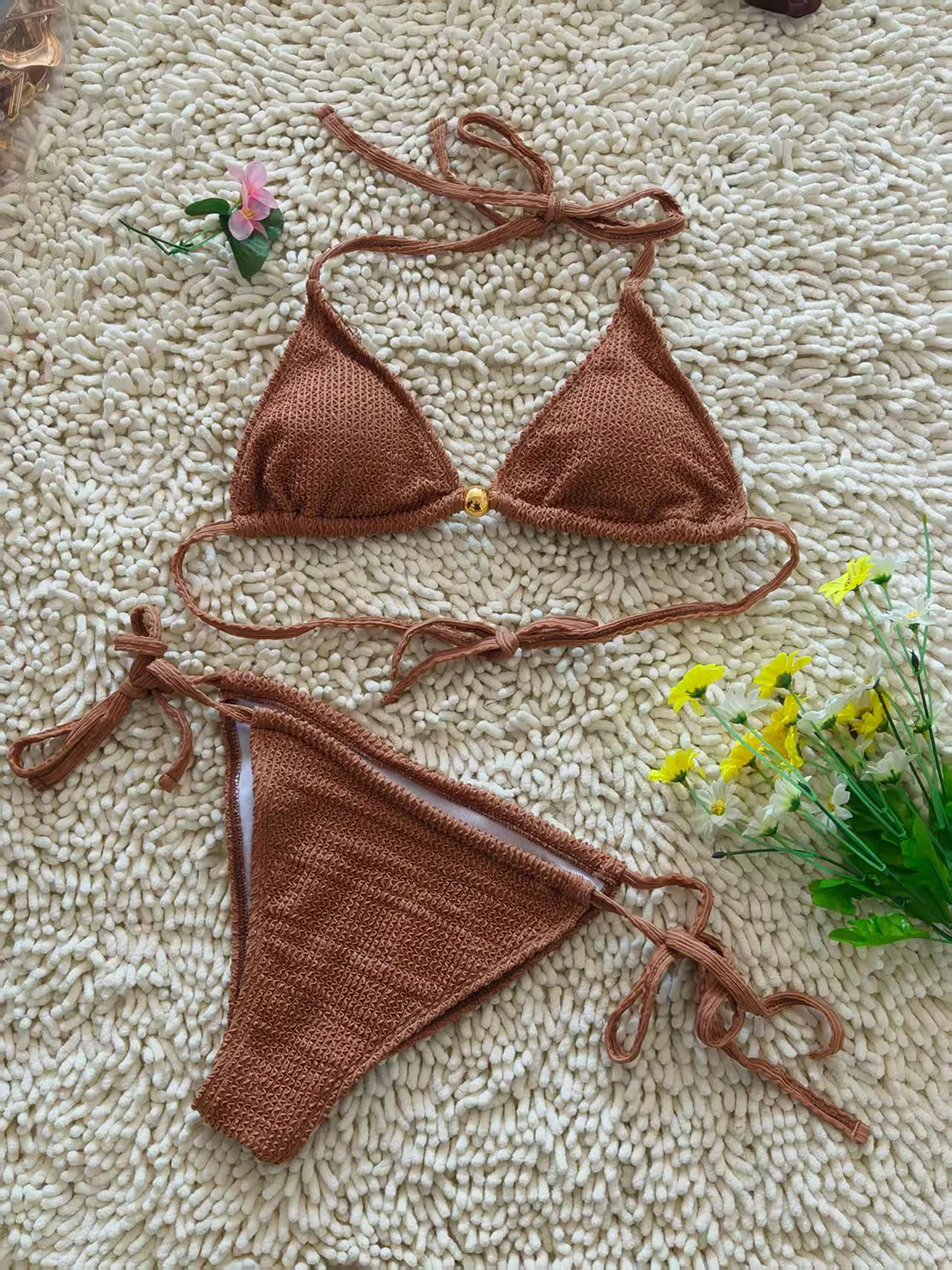 女性用ビキニ水着。セクシーなリボンタイのホルターネックツーピース水着。