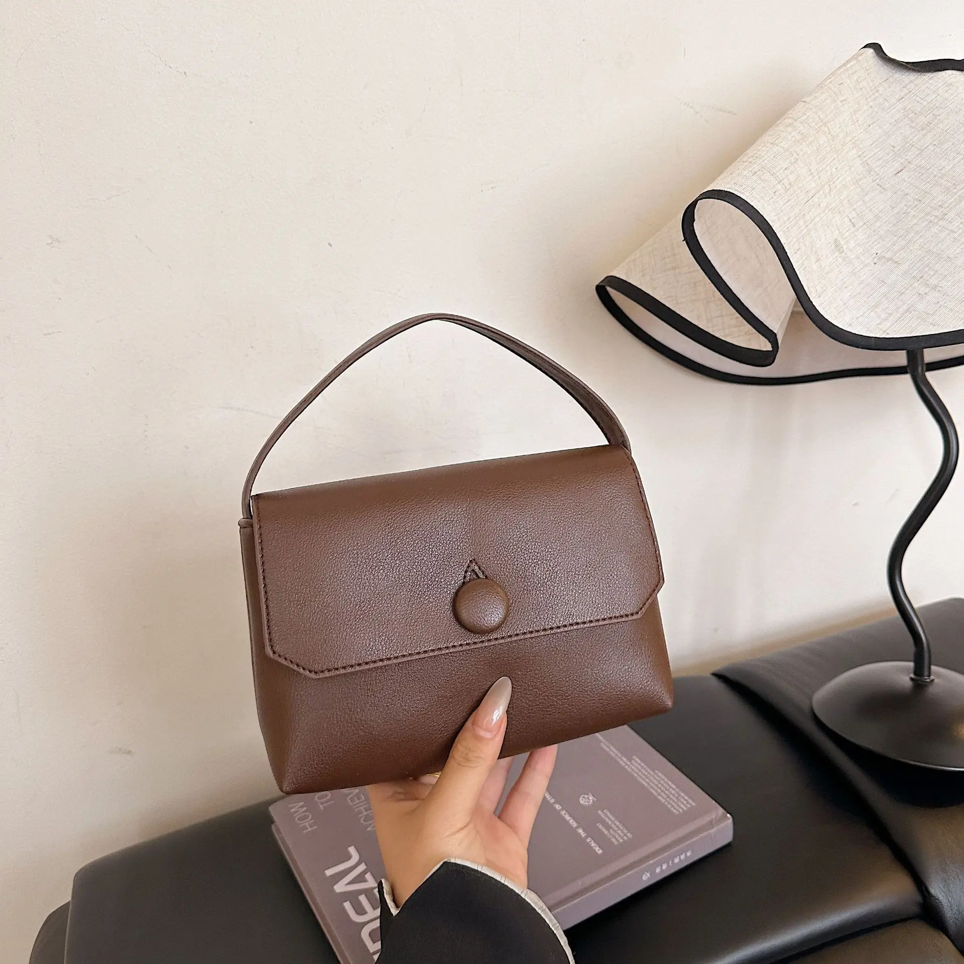 

Vintage Minimalist Niche Design Handbag High-End Versatile Commuter Phone Lipstick Storage Handbag