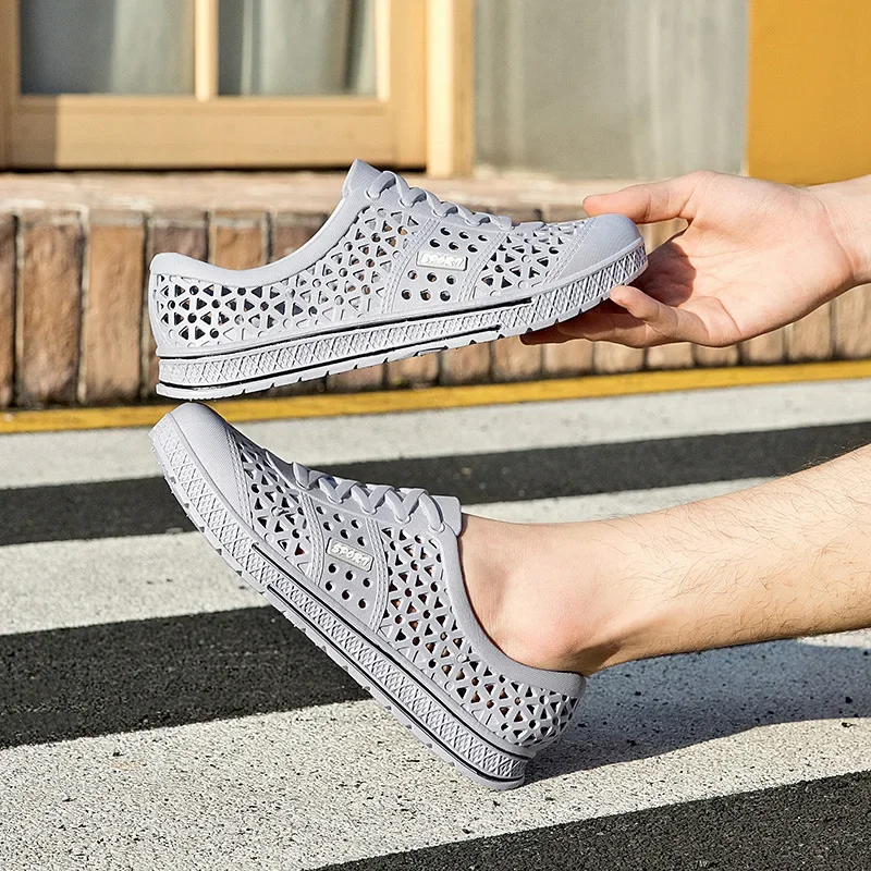 Sandali da uomo di lusso a piedi nudi mocassini in PVC scarpe per uomo estate tendenza 2024 confortevole morbida spiaggia che cammina sandali di