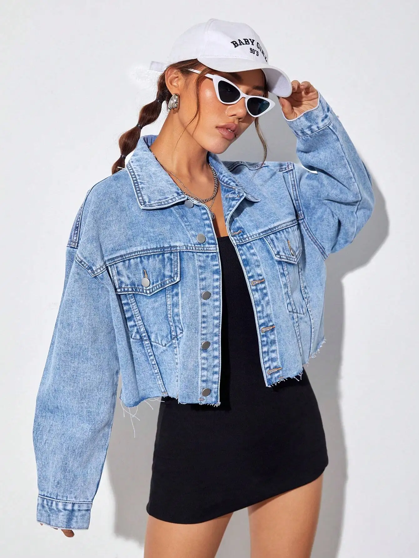 

Женская джинсовая куртка с заниженной линией плеча и необработанным краем — повседневный уличный стиль