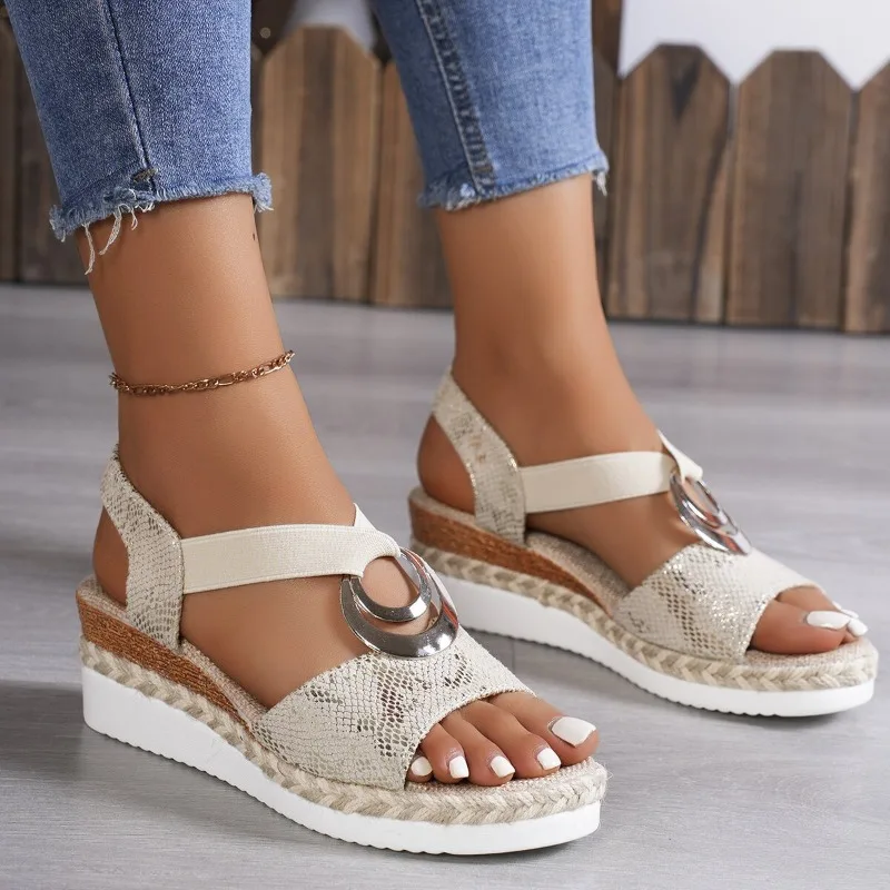 Sandalias de cuña con estampado de serpiente para mujer, zapatos de decoración de Metal, sandalias de plataforma, sandalias informales cómodas, moda de verano, nuevo