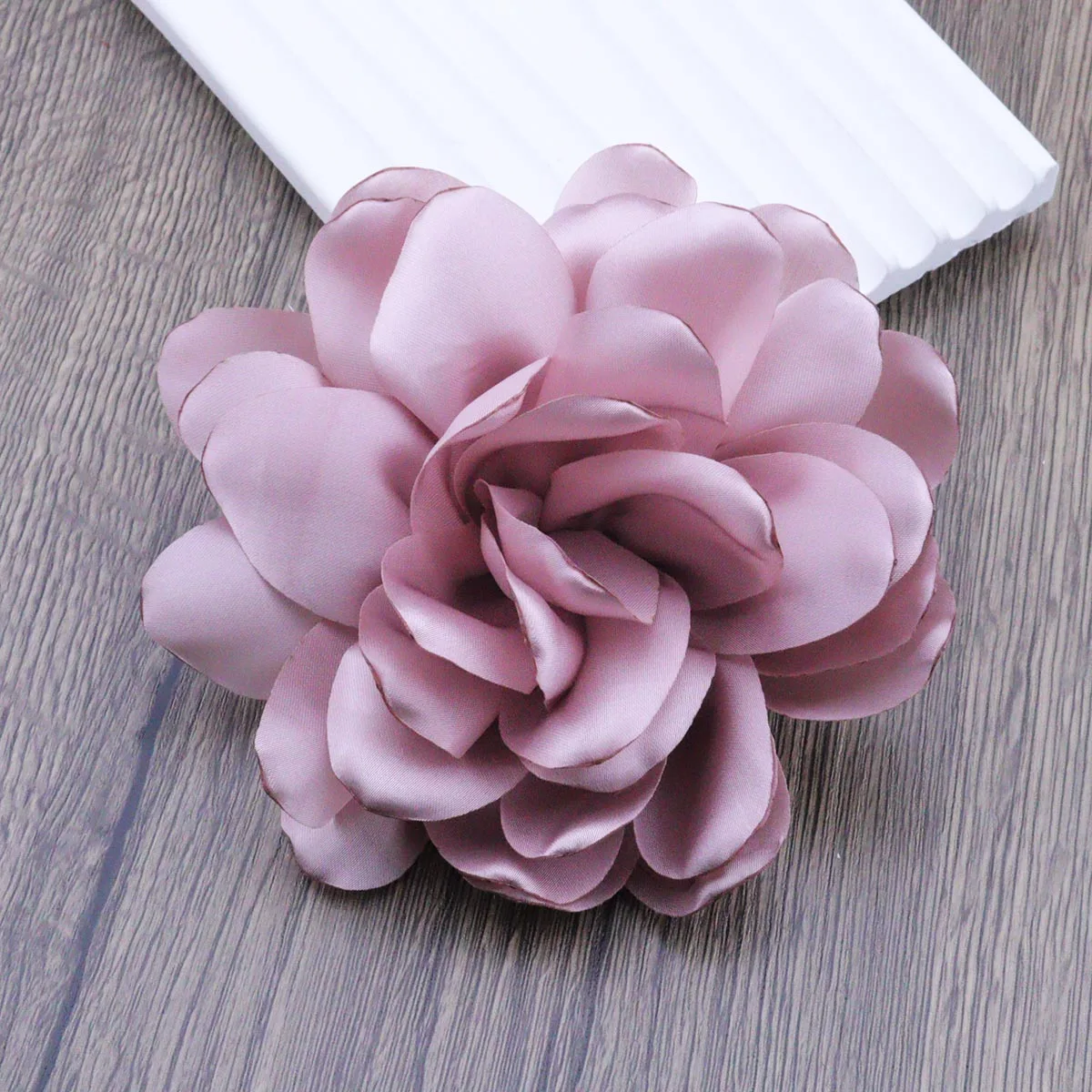 French Niche Satin Multi-layered Floral Brooch for Women\'s Dinner All-match Dress Coat Suit Sweater