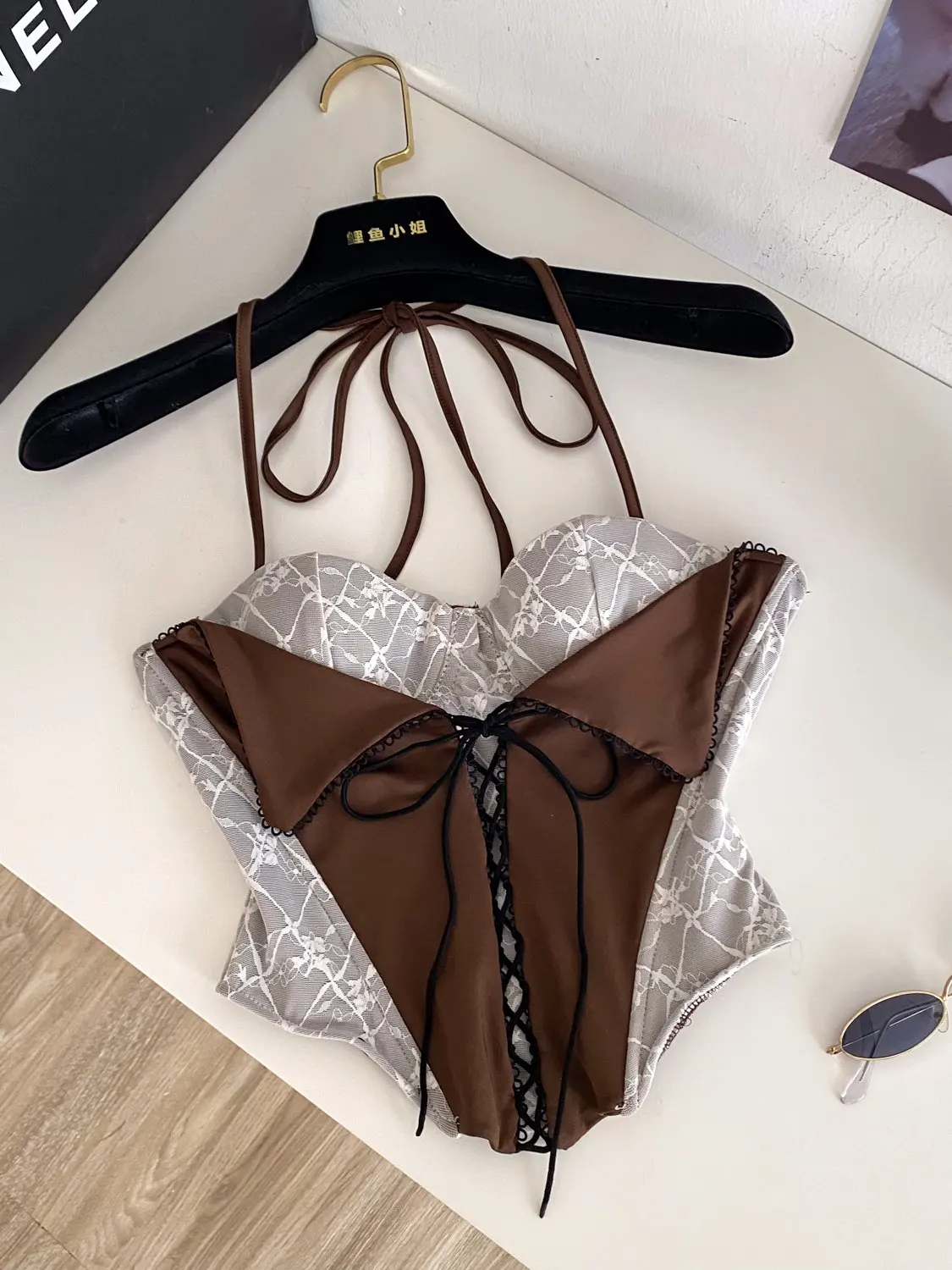 Top de Tirantes Elegante y Delgado para Mujer, Estilo Y2K Gyaru, con Hombros Descubiertos, Encaje Marrón y Detalles de Cordones, Verano 2026