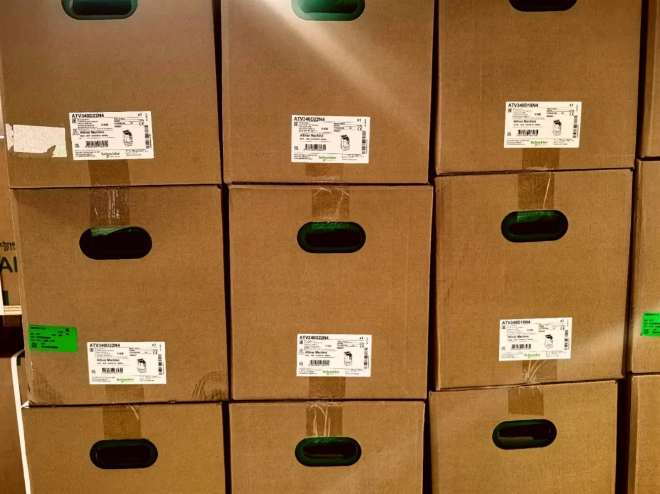 ATV340D15N4 ATV340D18N4 ATV340D22N4 ATV340U07N4E ATV340U15N4E ATV340U22N4E ATV340U30N4E ATV340 سلسلة محول التردد