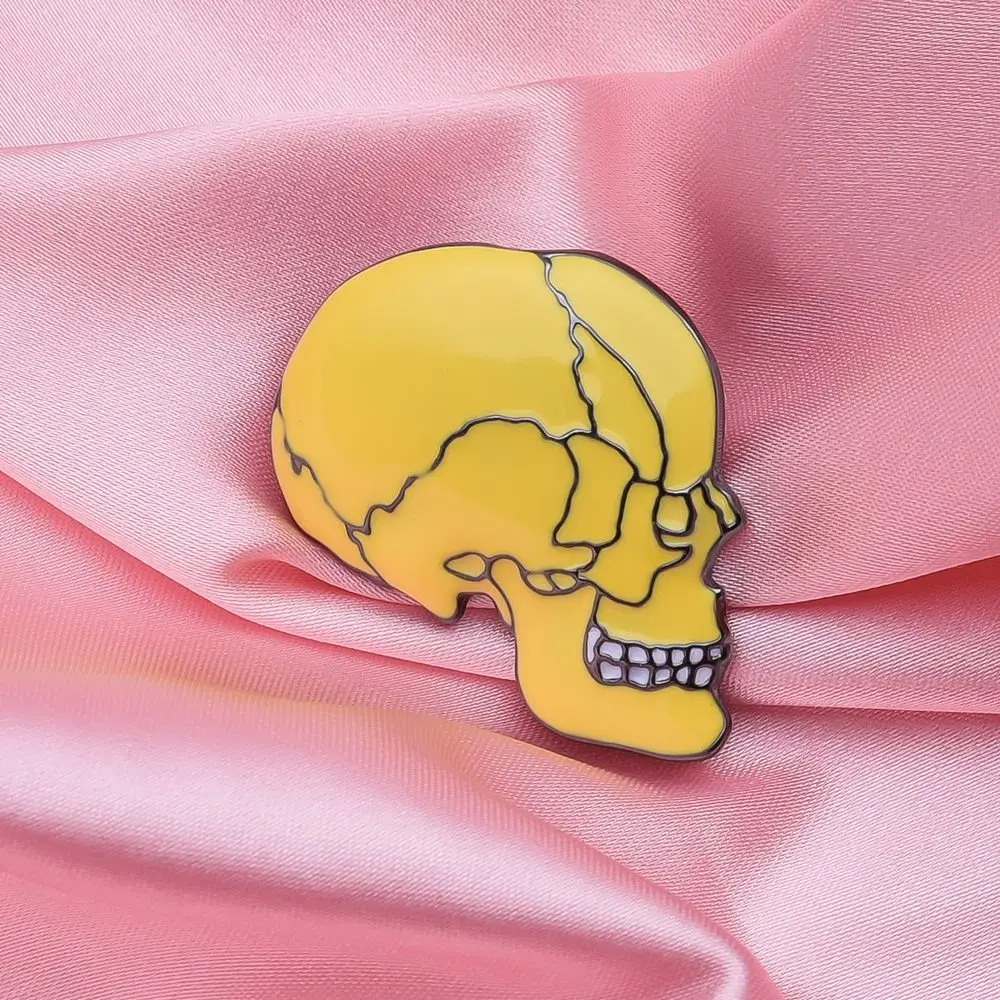 

Harong Yellow Skull Brooch Fashion Enamel Head Skeleton Pin Clothing Badge for Medical Neurology Student Graduation Jewelry Gift