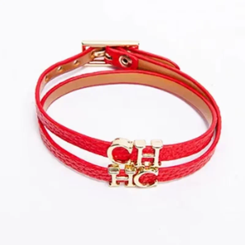 

Новогодние украшения-талисманы! Двухслойный кожаный браслет CH с металлическим логотипом подчеркивает элегантность запястья