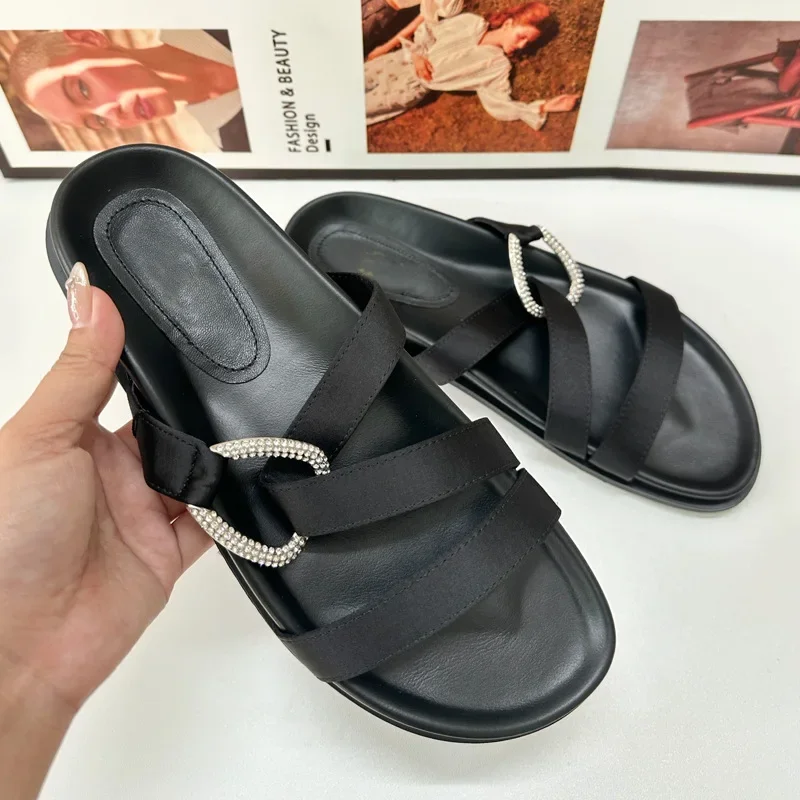 Chinelos ao ar livre para mulheres, sapatos de praia pretos redondos, cinta de fivela, decoração metálica, slides de senhoras de plataforma, moda, 2024