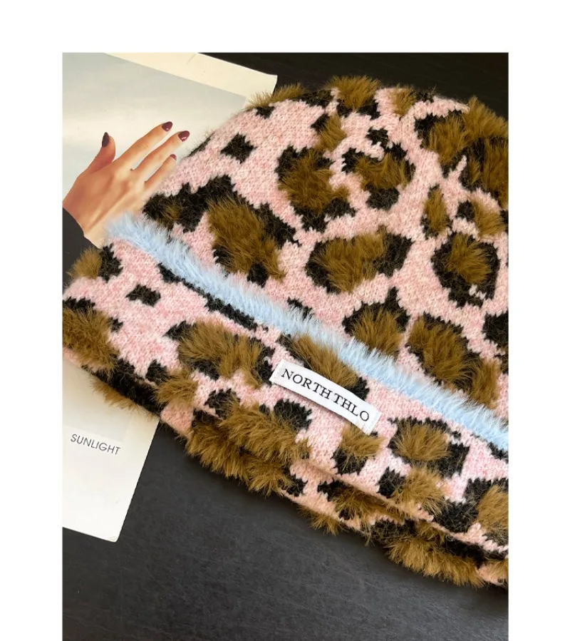 Koreanische Leopardenmuster-Jacquard-Strickmütze für Männer und Frauen, Wintermütze mit Persönlichkeit, warm und mit Ohrenschutz. – Detail 7