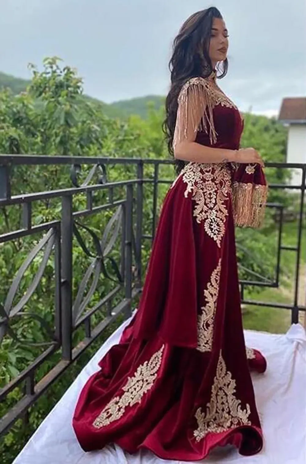 Passen Sie das arabische Meerjungfrau-Samt-Abendkleid, 3-teilig, Überrock, geteilte Applikation, Spitze, Ballkleider, Stehkragen, Quaste, algerisches Outfit an