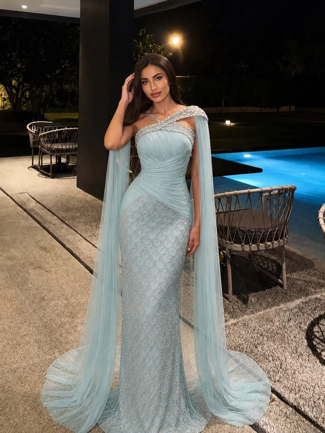 Image of Maßgeschneiderte Luxus-Abendkleider Asymmetrische Schulterfreie Kristall-Perlen Cape-Ärmel Elegante Maxi-Ballkleider Hochzeitskleider