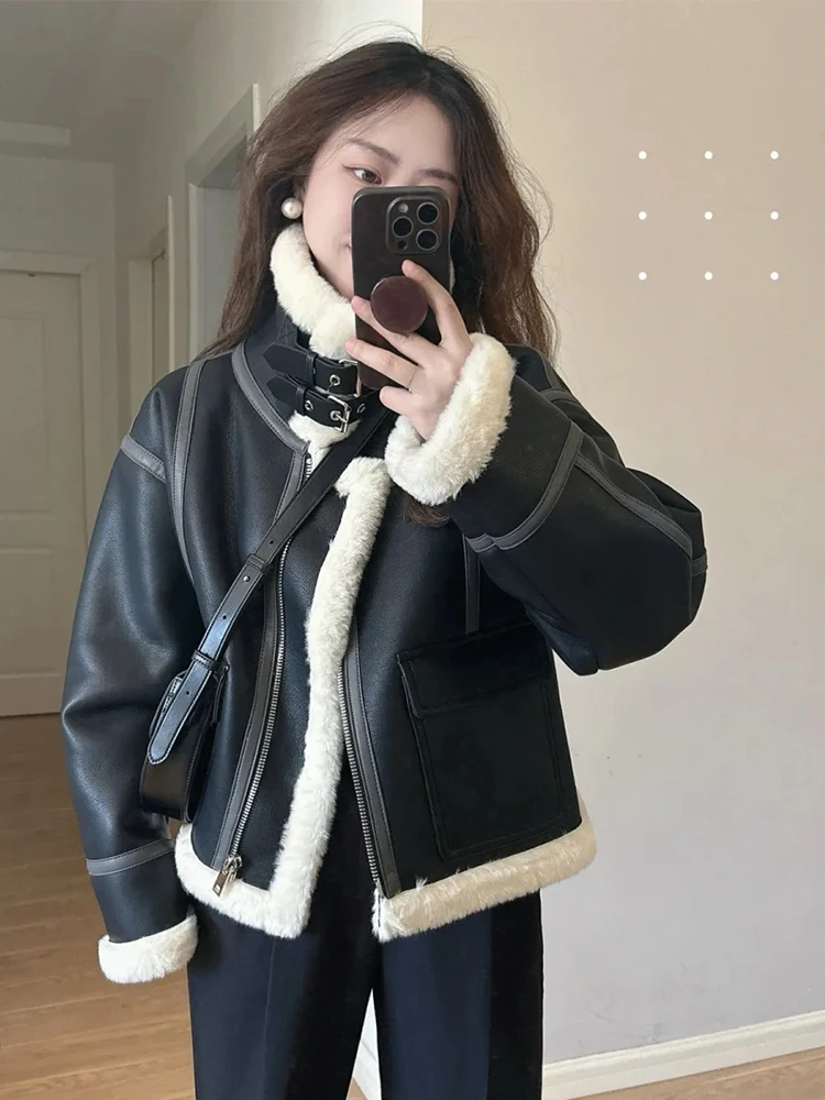 2025 الخريف الشتاء ركاب نمط المرأة السوداء بدوره إلى أسفل طوق سليم صالح صوف الضأن قصيرة تنوعا سترة جلدية عادية